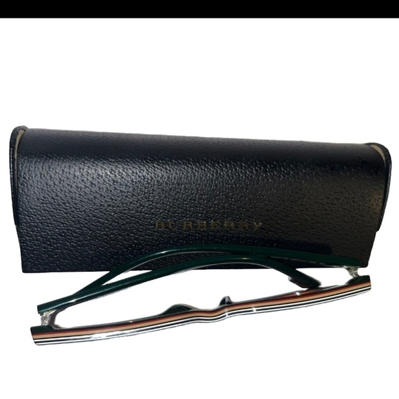 Burberry sun glasses pre loved but in excellent condition - Picture 6 of 6